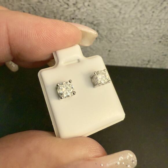 Beautiful 1ctw Moissanite Stud Earrings, Sterling Silver 925-NEW-MSRP$190 - Picture 6 of 11